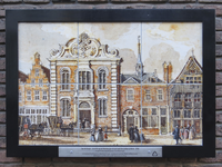 906744 Afbeelding van het tegelplateau met een replica van de tekening 'Gezicht op de Hamburgerstraat met Lutherse ...